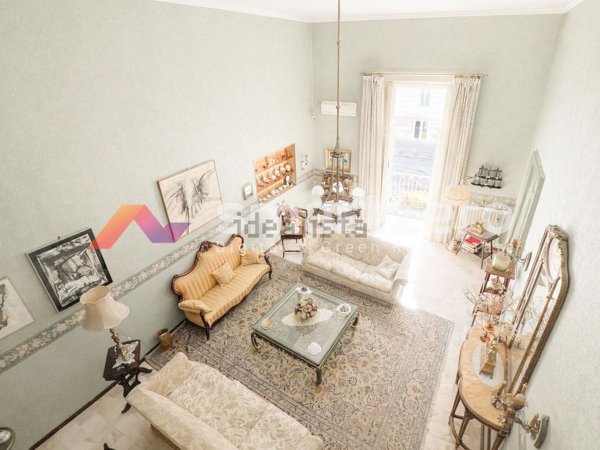 appartamento in vendita a Napoli in zona Chiaia