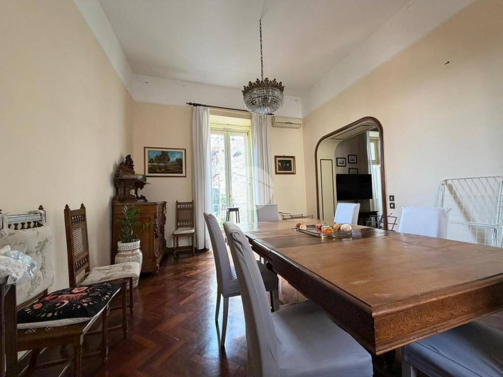 appartamento in vendita a Napoli in zona Chiaia