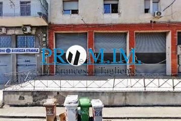 locale commerciale in vendita a Napoli in zona Barra