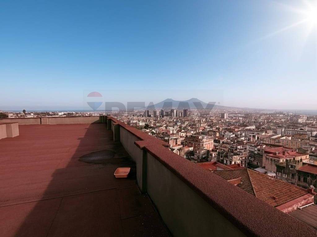 appartamento in vendita a Napoli in zona San Carlo all'Arena