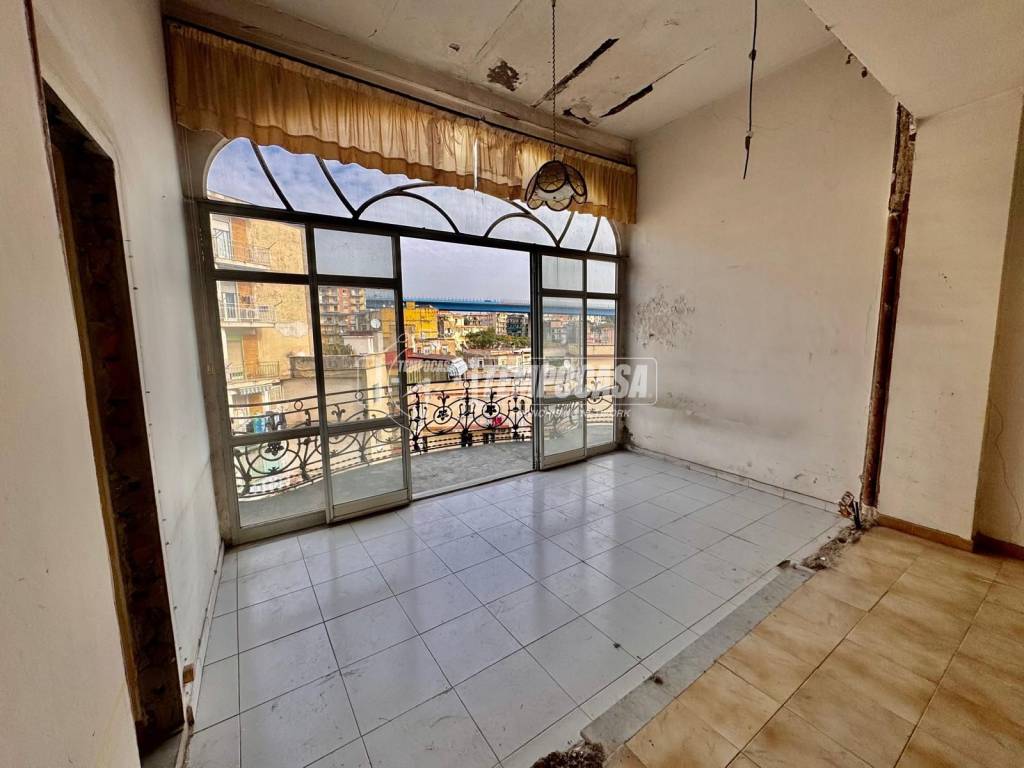 appartamento in vendita a Napoli in zona San Carlo all'Arena