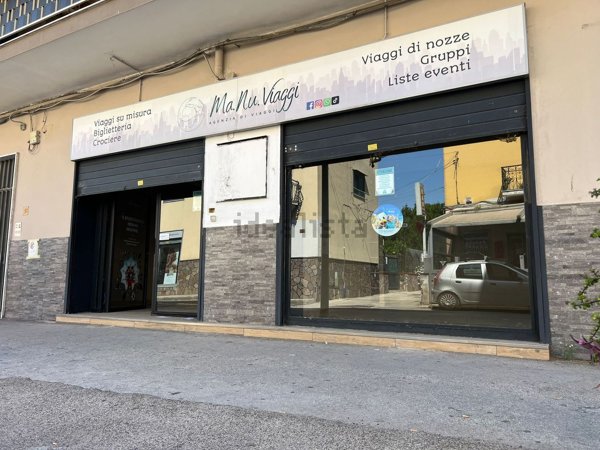 locale commerciale in vendita a Napoli in zona Ponticelli