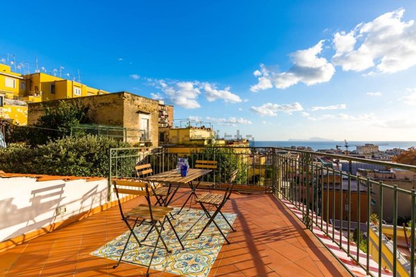 casa indipendente in vendita a Napoli in zona Chiaia