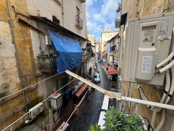 appartamento in vendita a Napoli in zona San Carlo all'Arena