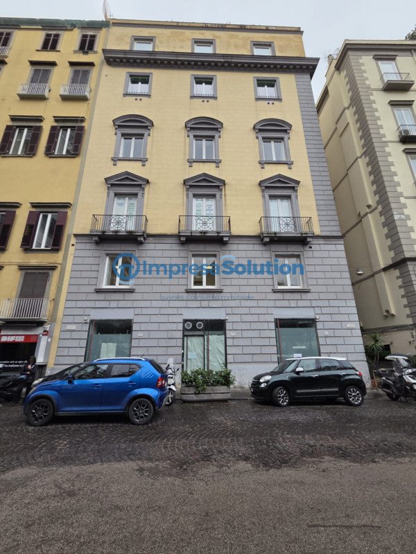 negozio in affitto a Napoli in zona Chiaia