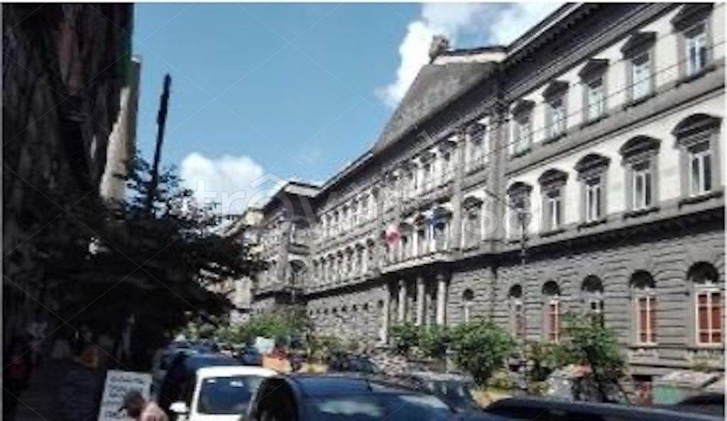 negozio in vendita a Napoli in zona Pendino / San Giuseppe