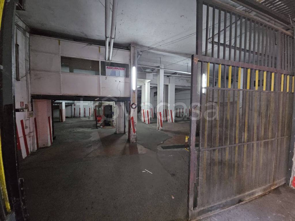 locale commerciale in vendita a Napoli in zona Soccavo