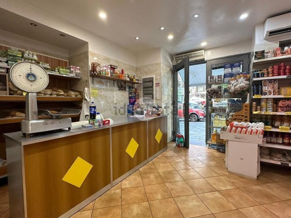 locale commerciale in vendita a Napoli in zona Pendino / San Giuseppe