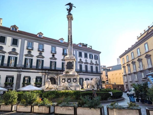 appartamento in vendita a Napoli in zona Chiaia