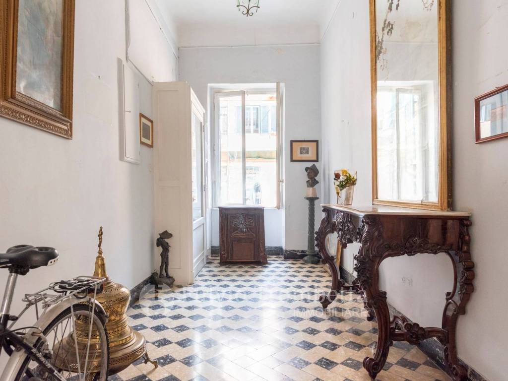 appartamento in vendita a Napoli in zona Chiaia