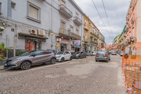 locale commerciale in vendita a Napoli in zona San Giovanni a Teduccio