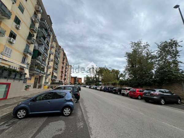 locale commerciale in vendita a Napoli in zona Ponticelli