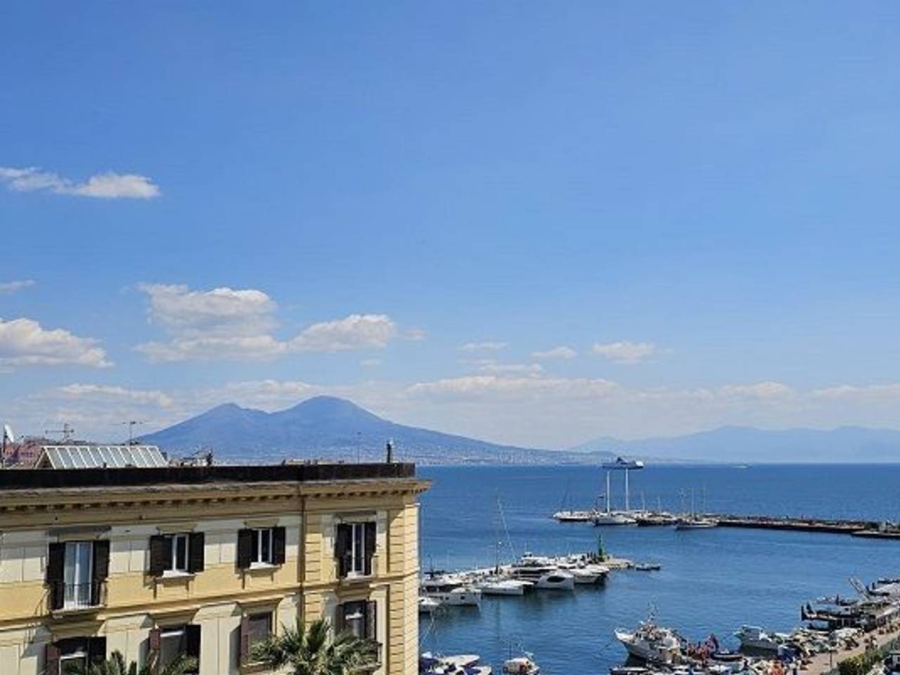 appartamento in vendita a Napoli in zona Chiaia