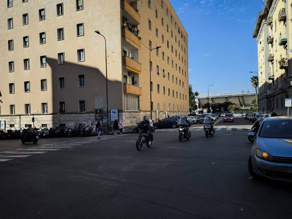 locale commerciale in vendita a Napoli in zona Vomero