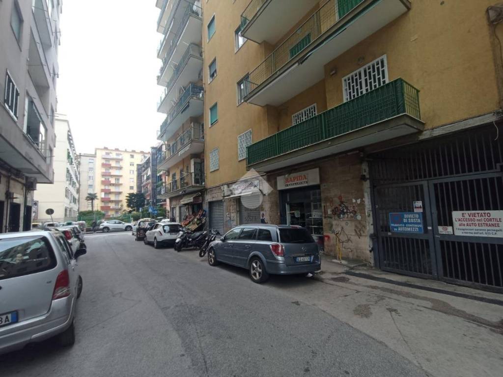 locale commerciale in vendita a Napoli in zona Fuorigrotta