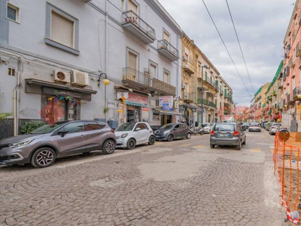 negozio in vendita a Napoli in zona San Giovanni a Teduccio