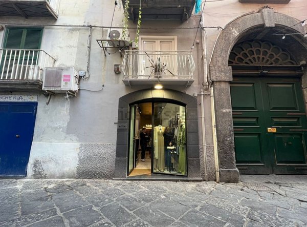 locale commerciale in vendita a Napoli in zona Chiaia