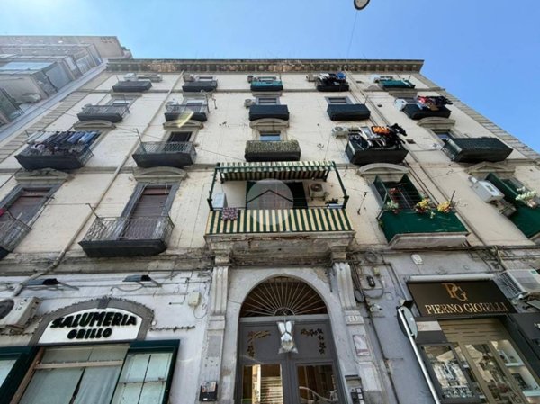 appartamento in vendita a Napoli in zona San Carlo all'Arena