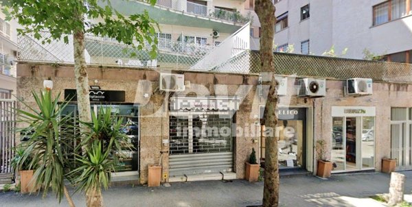 negozio in vendita a Napoli in zona Vomero