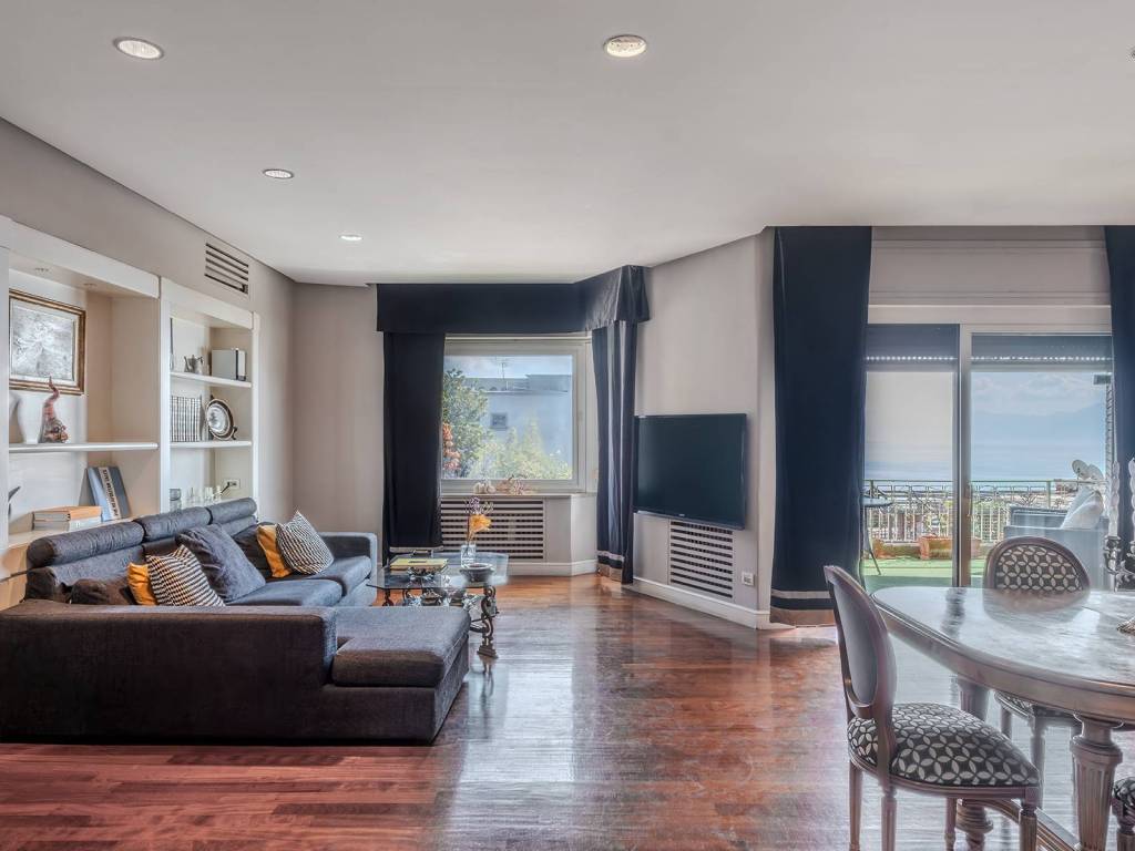 appartamento in vendita a Napoli in zona Chiaia