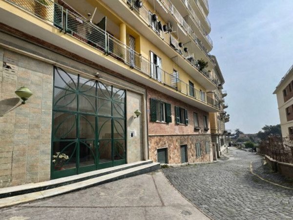 negozio in vendita a Napoli in zona Vomero