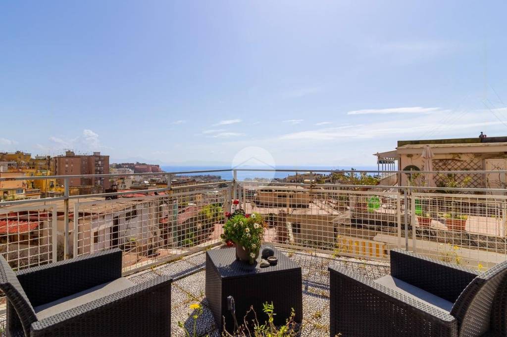 appartamento in vendita a Napoli in zona Chiaia