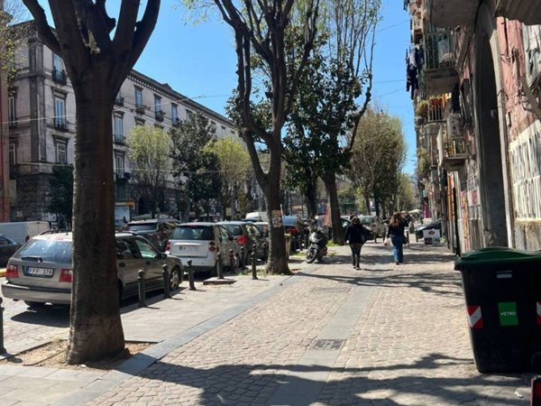 negozio in vendita a Napoli in zona San Carlo all'Arena