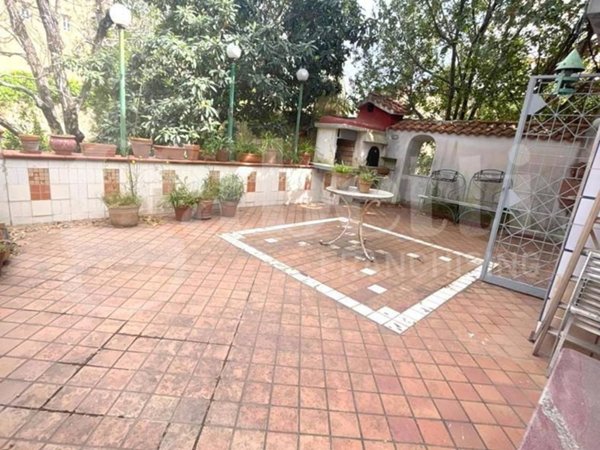 appartamento in vendita a Napoli in zona Chiaia