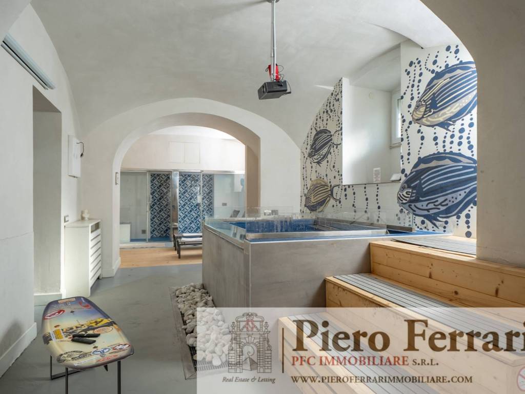 appartamento in vendita a Napoli in zona Chiaia