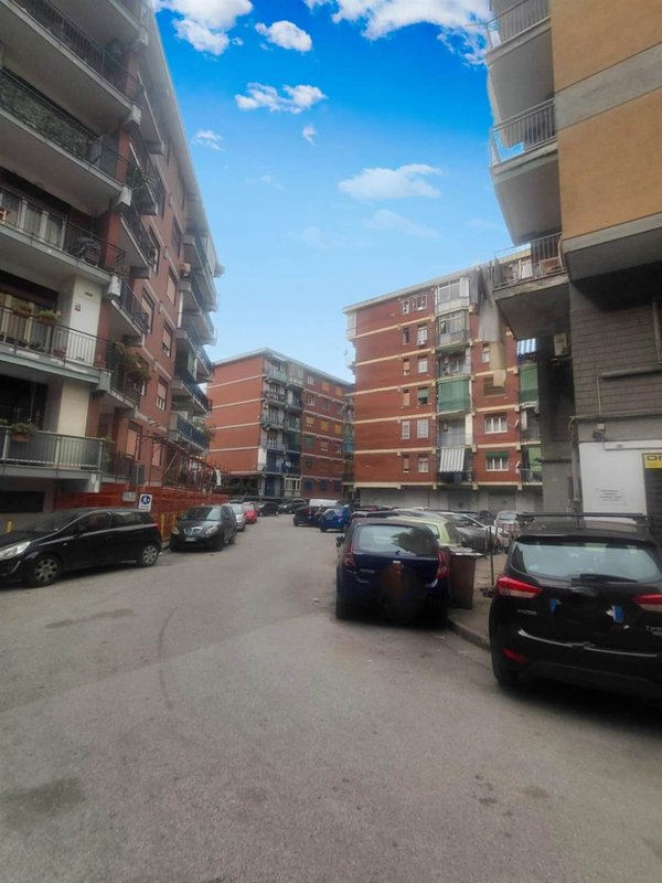 locale commerciale in vendita a Napoli in zona Vomero