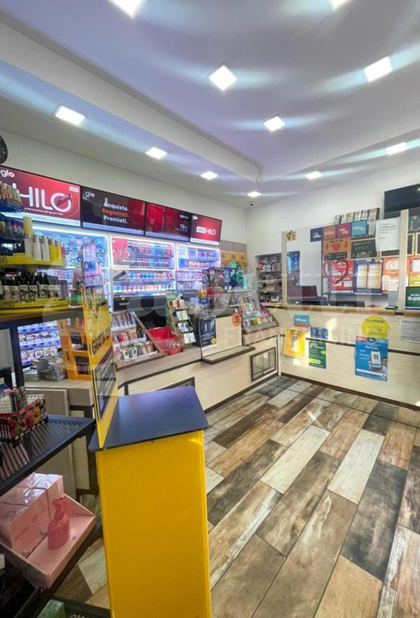 negozio in vendita a Napoli in zona Capodimonte / Colli Aminei