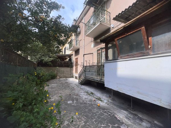 casa indipendente in vendita a Napoli in zona San Carlo all'Arena