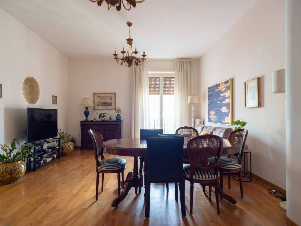 appartamento in vendita a Napoli in zona Chiaia