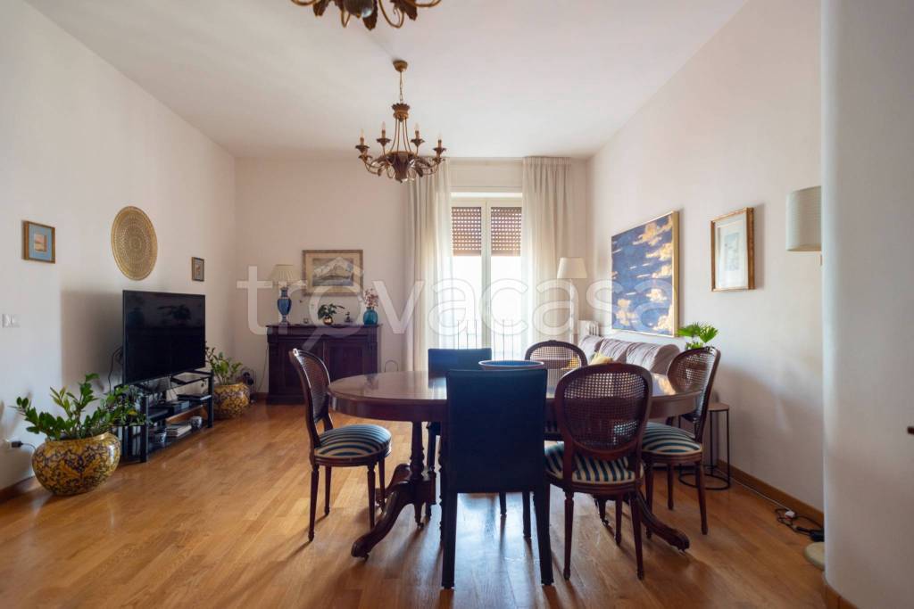 appartamento in vendita a Napoli in zona Chiaia