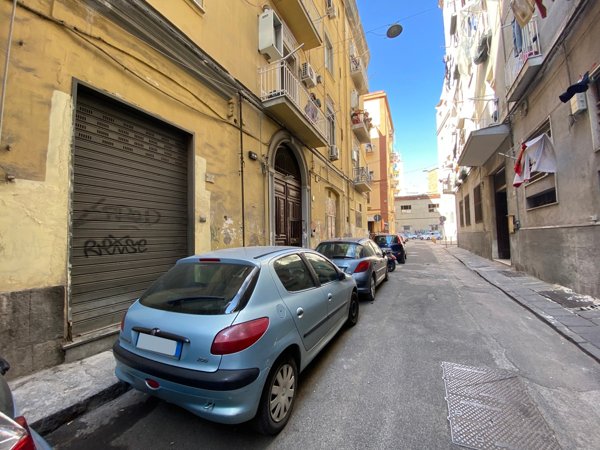 locale di sgombero in vendita a Napoli in zona Pendino / San Giuseppe