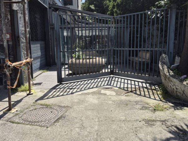 negozio in vendita a Napoli in zona Fuorigrotta