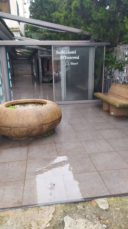negozio in vendita a Napoli in zona Fuorigrotta