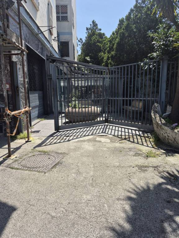 negozio in vendita a Napoli in zona Fuorigrotta