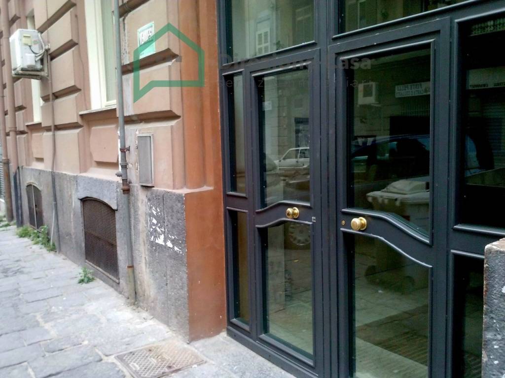 locale commerciale in vendita a Napoli in zona Pendino / San Giuseppe