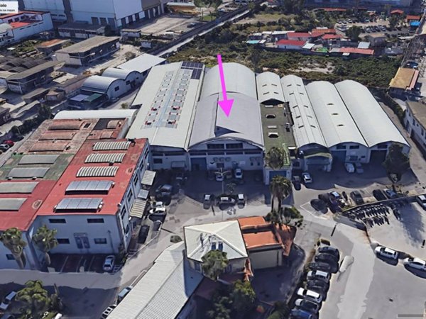 locale commerciale in vendita a Napoli in zona Zona Industriale-Ferrovia