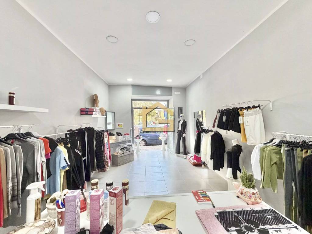 negozio in vendita a Napoli in zona Miano
