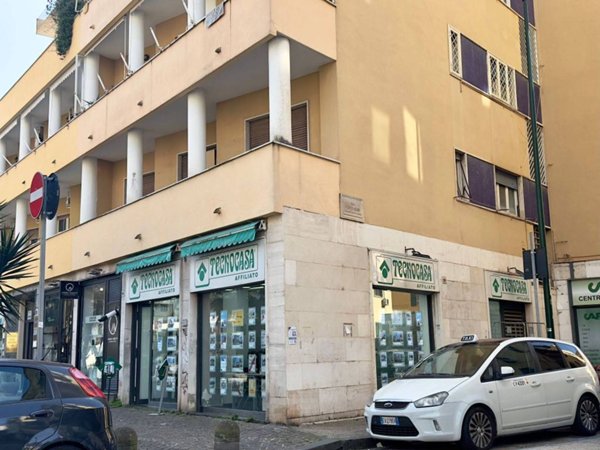 negozio in vendita a Napoli in zona Fuorigrotta