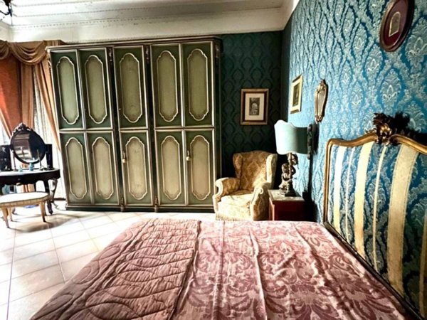 appartamento in vendita a Napoli in zona Chiaia