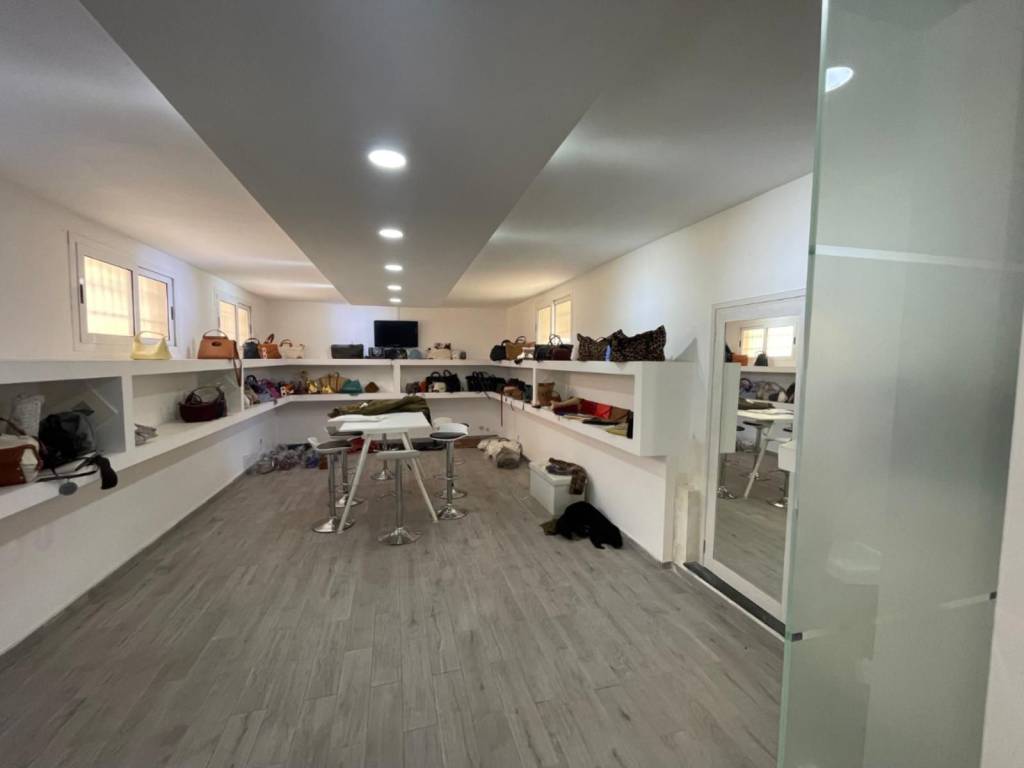 negozio in vendita a Napoli in zona Secondigliano