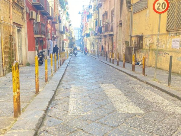 appartamento in vendita a Napoli in zona San Carlo all'Arena