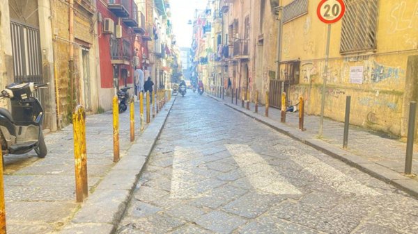 appartamento in vendita a Napoli in zona San Carlo all'Arena