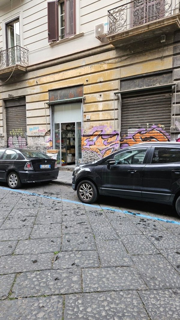 locale commerciale in vendita a Napoli