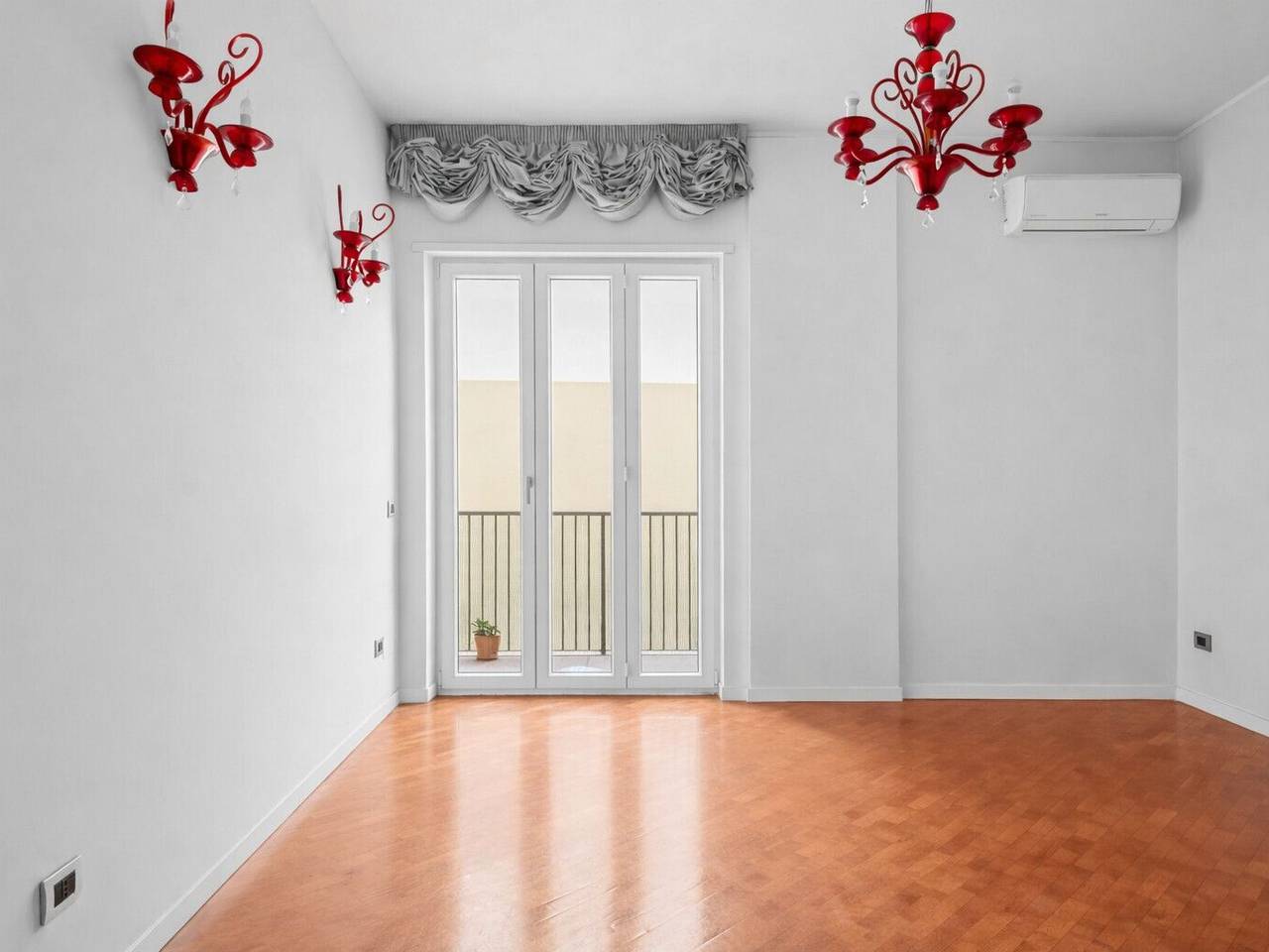 appartamento in vendita a Napoli in zona Chiaia