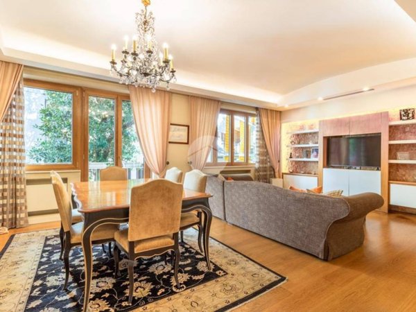 appartamento in vendita a Napoli in zona Chiaia