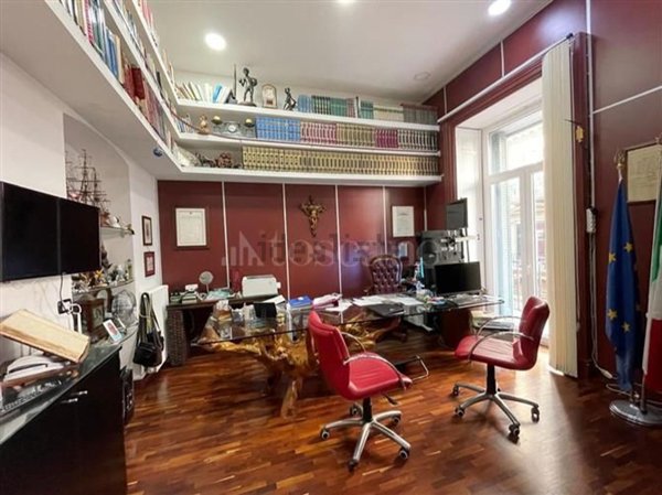 appartamento in vendita a Napoli in zona Chiaia